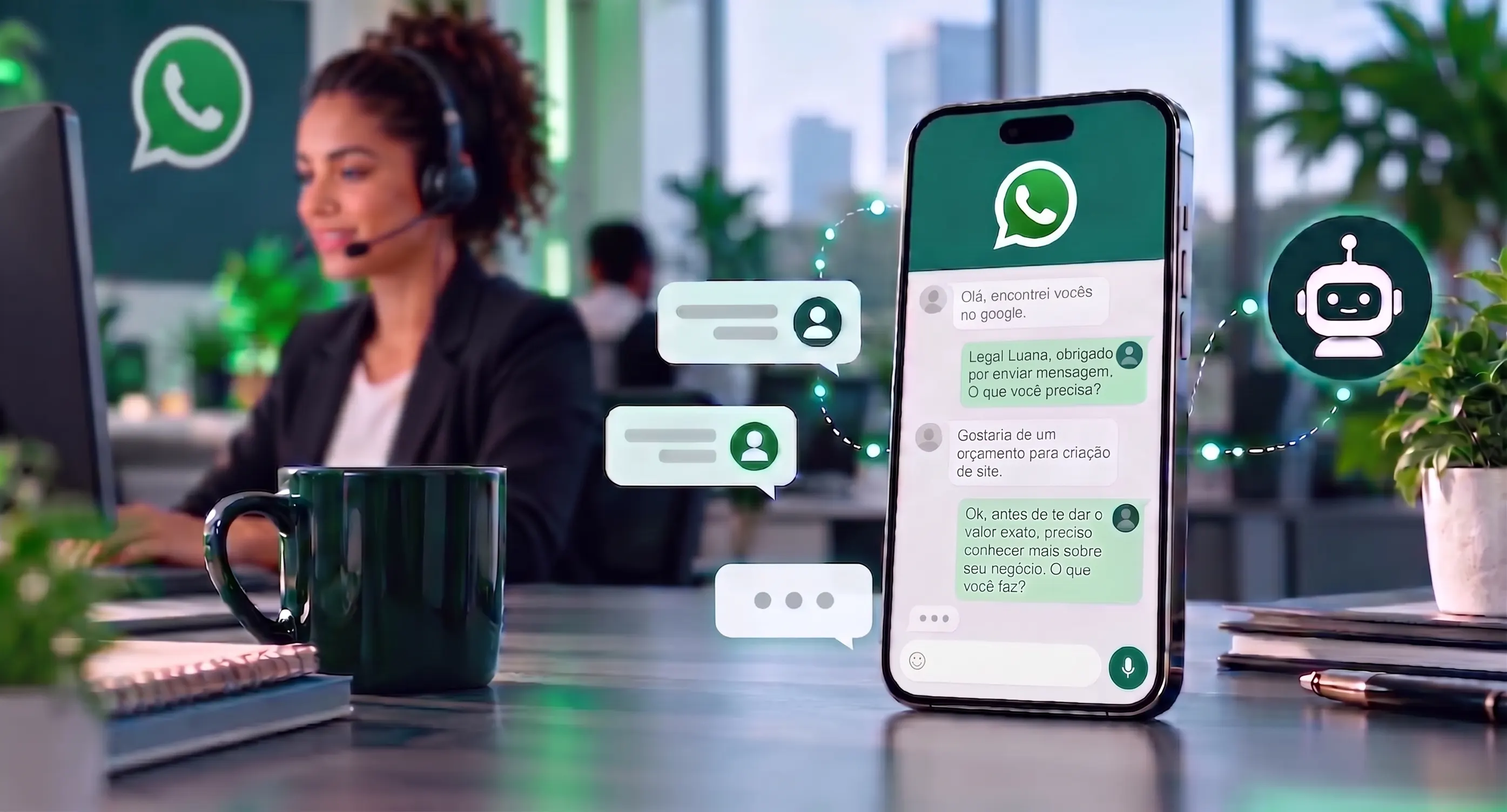 Atendente com fone num escritório e, ao lado, um celular com uma conversa no WhatsApp em que o atendimento pergunta o que a pessoa precisa antes de passar o orçamento.