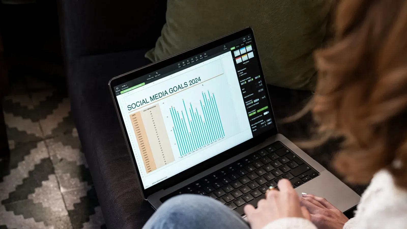 Empreendedor analisando o painel de campanhas de Google Ads e Meta Ads no notebook