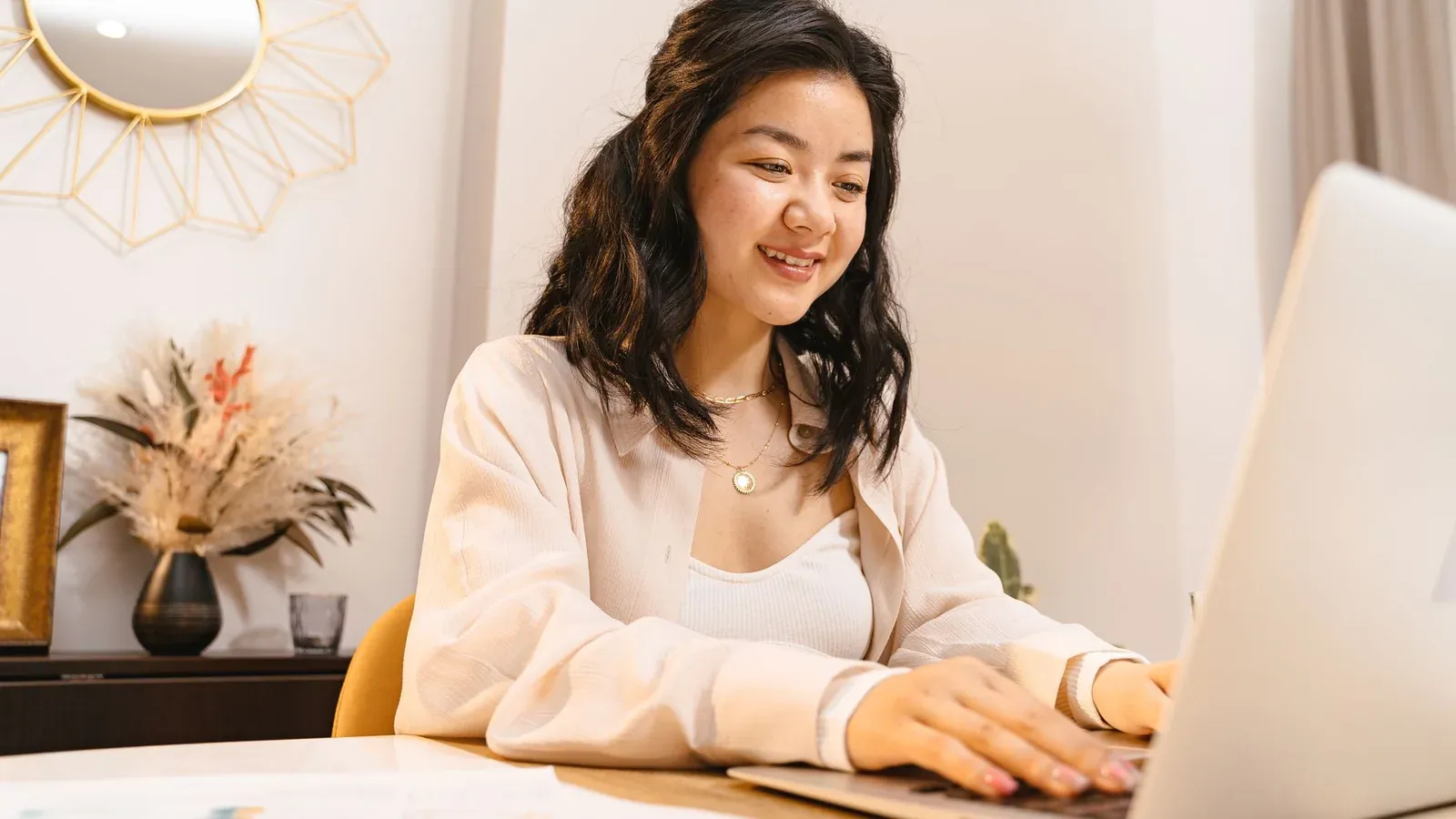 Pessoa planejando o calendário de conteúdo do Instagram da empresa em um laptop