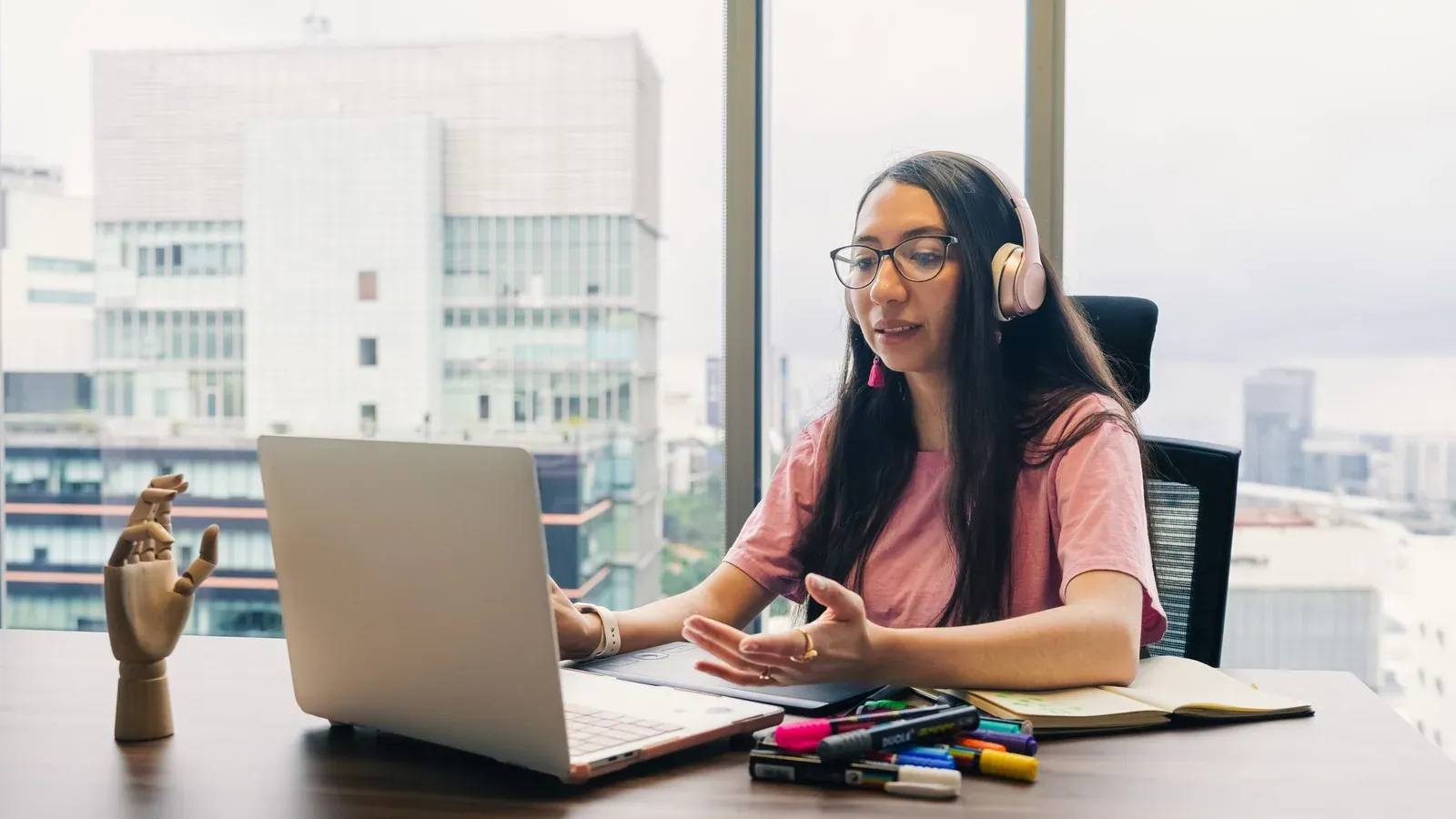 Empreendedor analisando uma planilha de custos no computador, numa mesa de escritório
