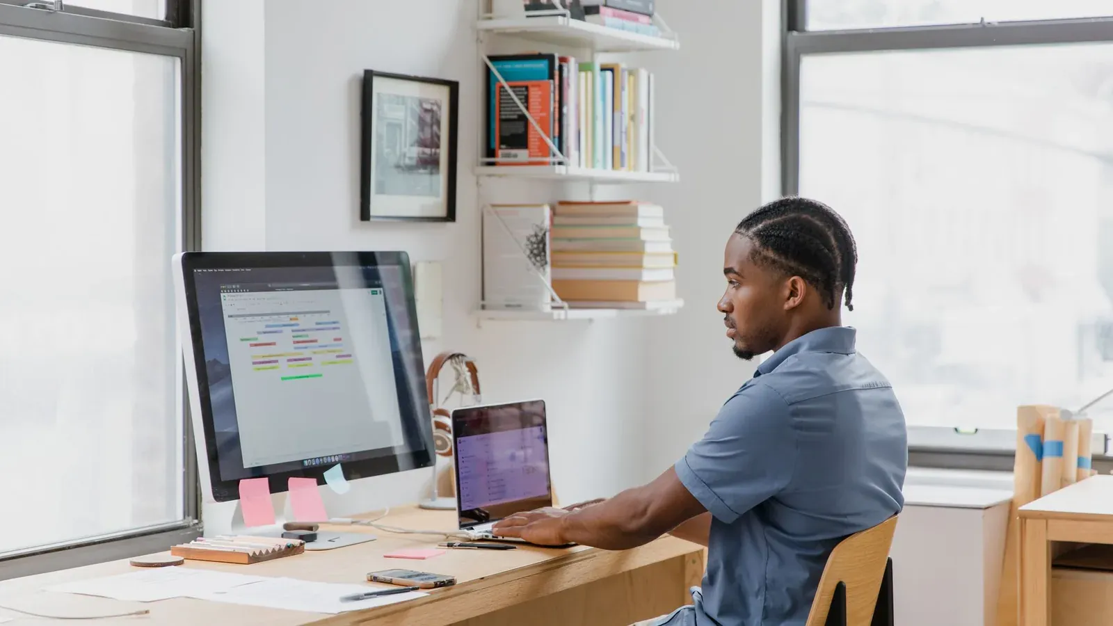 Dona de loja analisando o painel do Google Ads no notebook para conferir a força dos dados da campanha