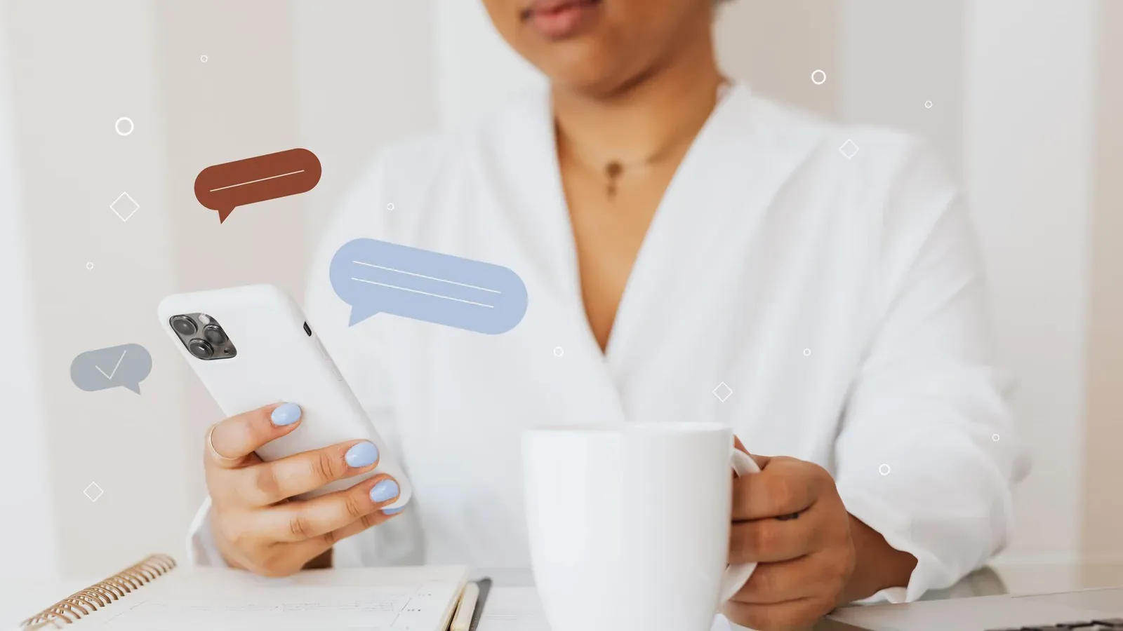Empresária respondendo mensagens de clientes no celular