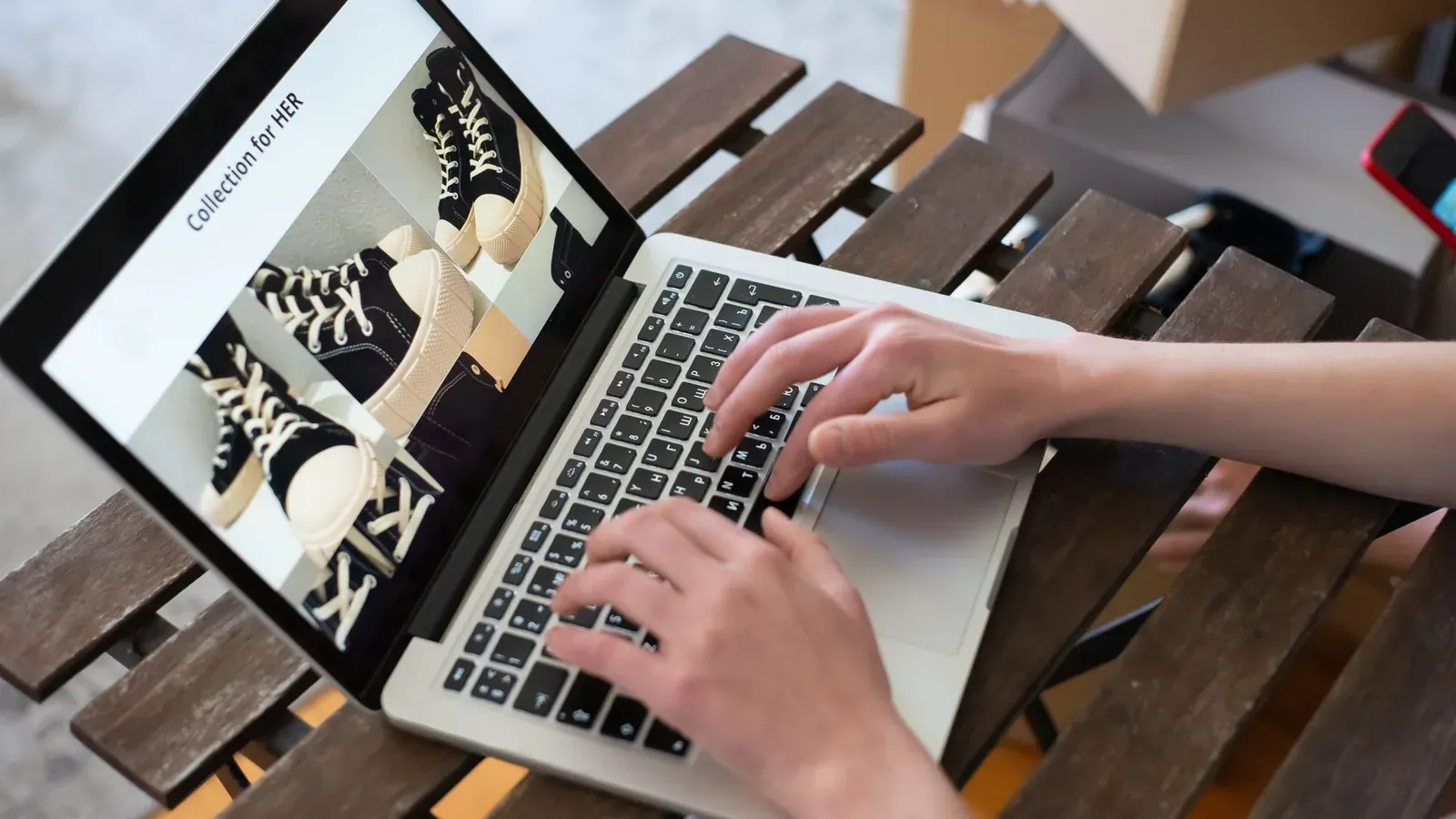 Empresária lendo resultados de busca no Google em um laptop, com destaque para respostas de IA na tela