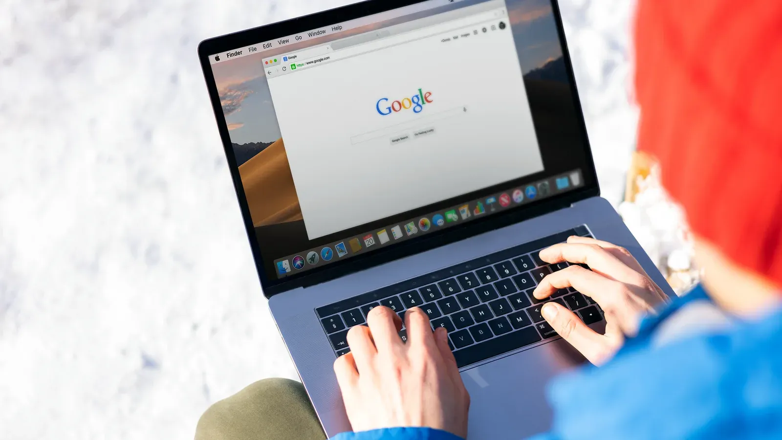 Dono de pequena empresa olhando o perfil da empresa no Google Maps no notebook