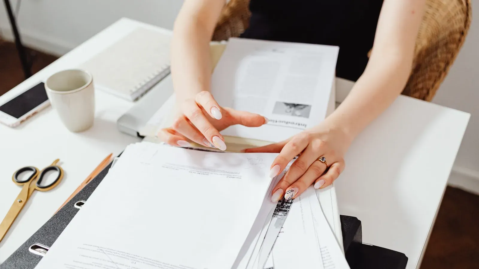 Empresário analisando propostas de agências de marketing em uma mesa de escritório