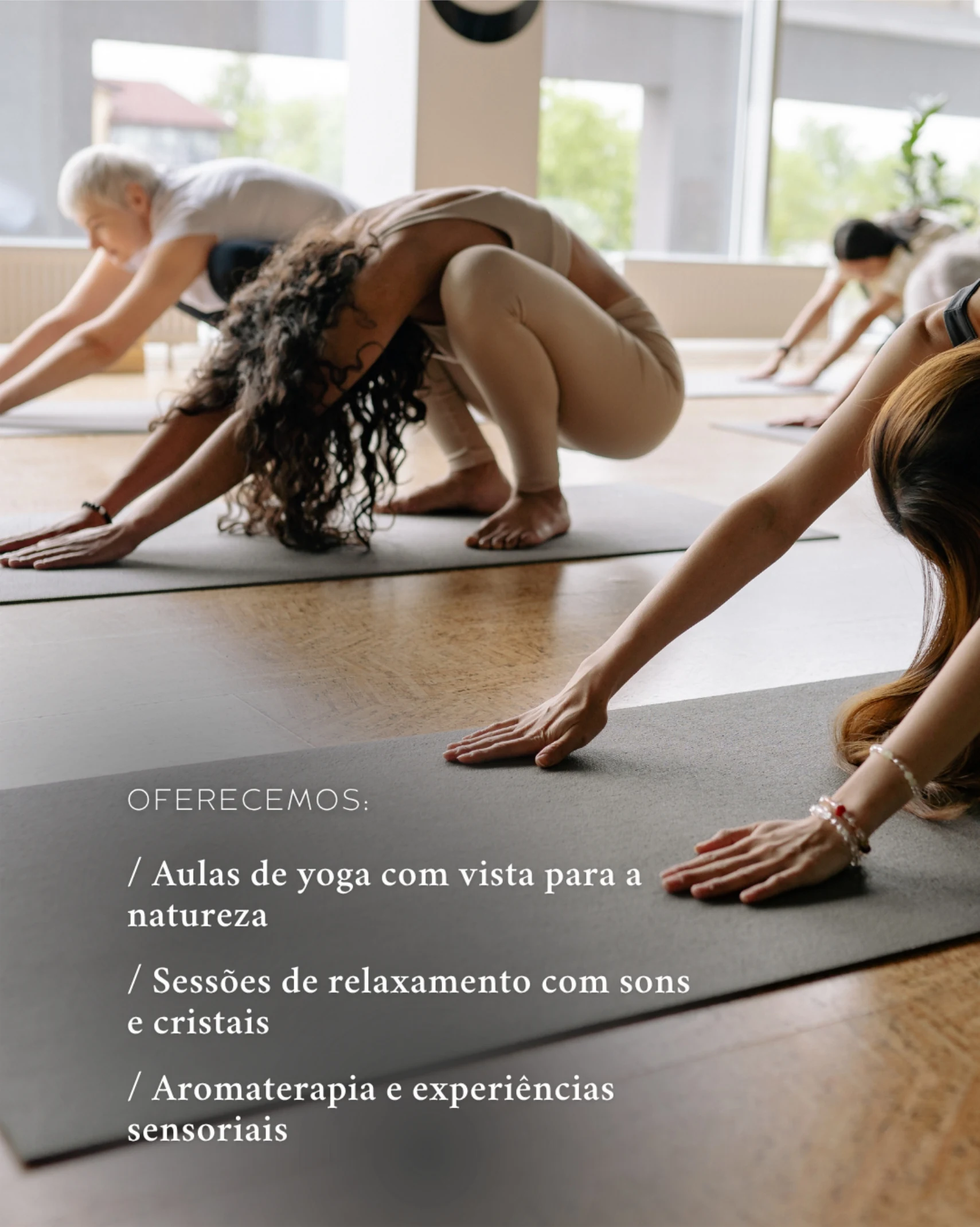 Macal Resort, carrossel spa e bem-estar, slide 2 de 3: aula de yoga, com a lista de oferecidos: yoga com vista, relaxamento com sons e cristais e aromaterapia