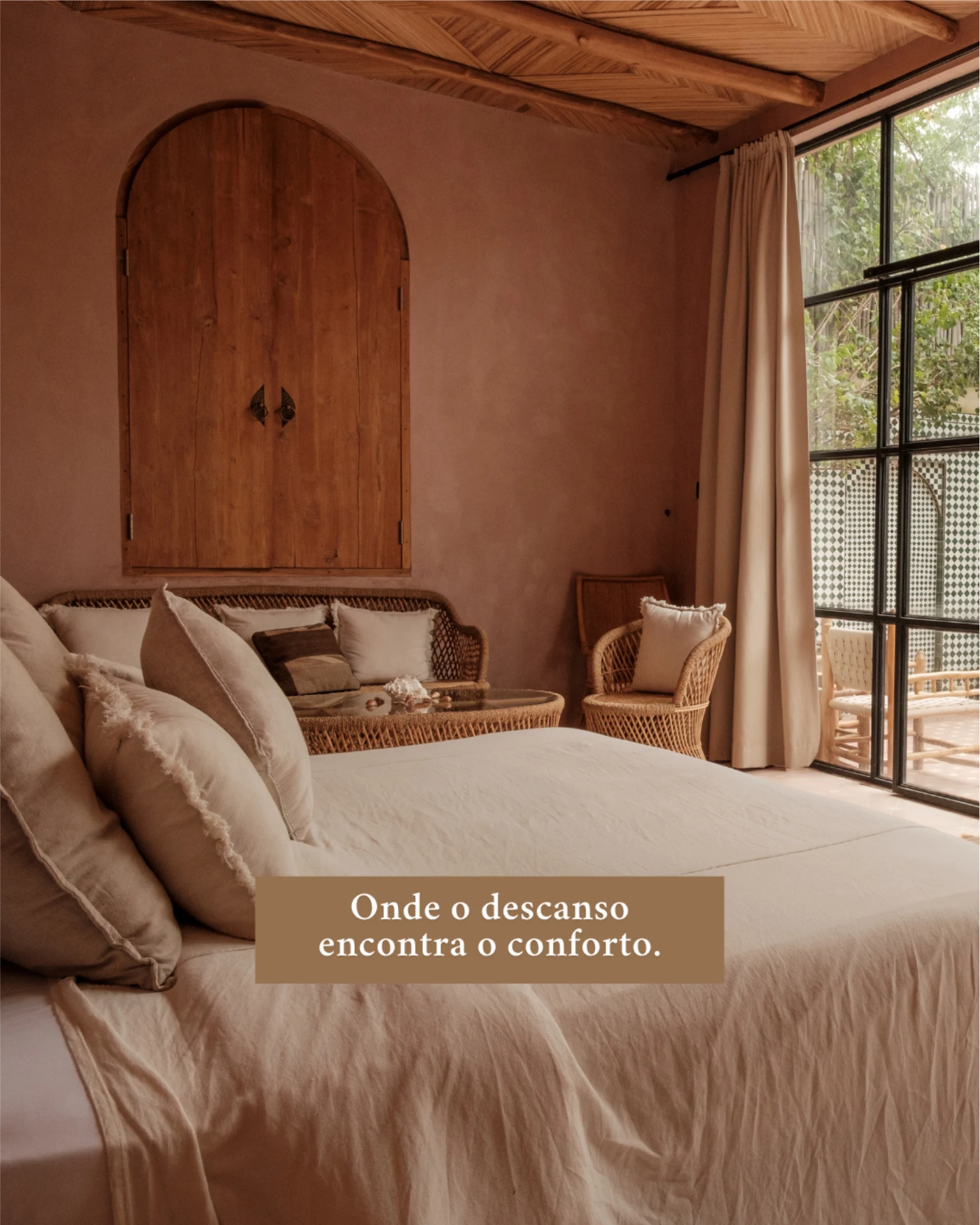 Macal Resort, carrossel os quartos, slide 2 de 5: quarto de linho com sofá de vime e a frase "Onde o descanso encontra o conforto"