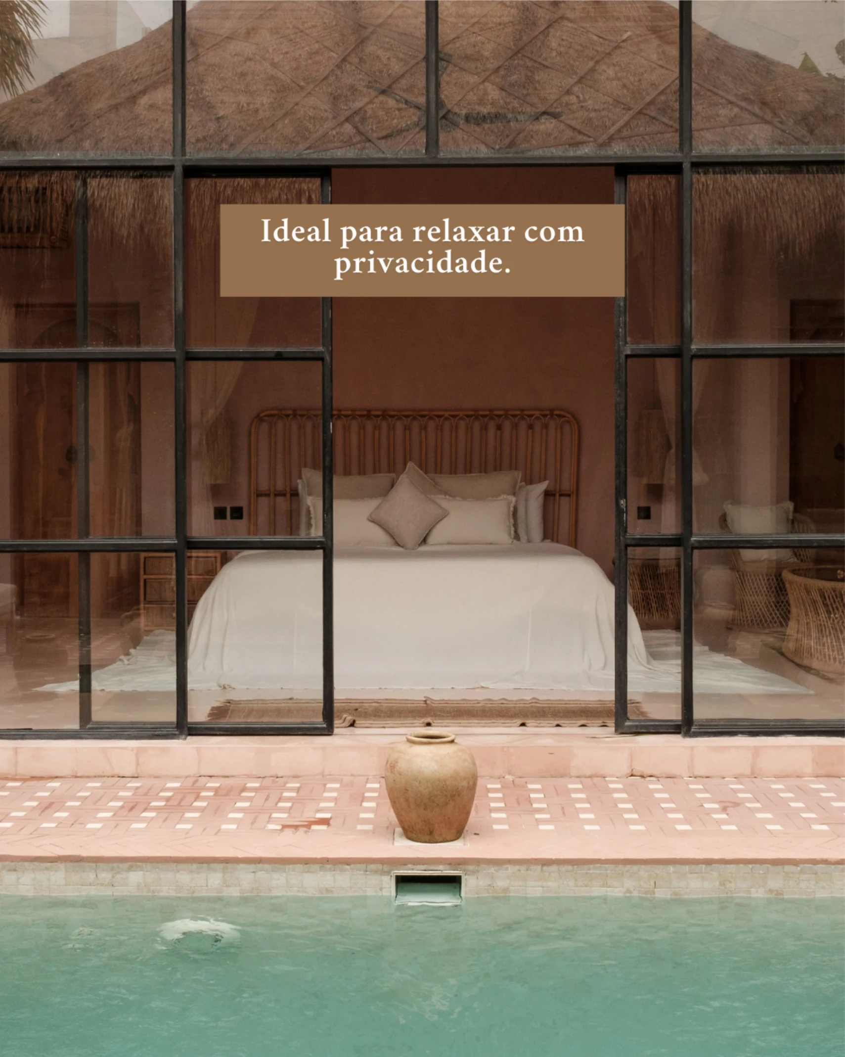 Macal Resort, carrossel os quartos, slide 4 de 5: quarto visto pela vidraça à beira da piscina, com a frase "Ideal para relaxar com privacidade"