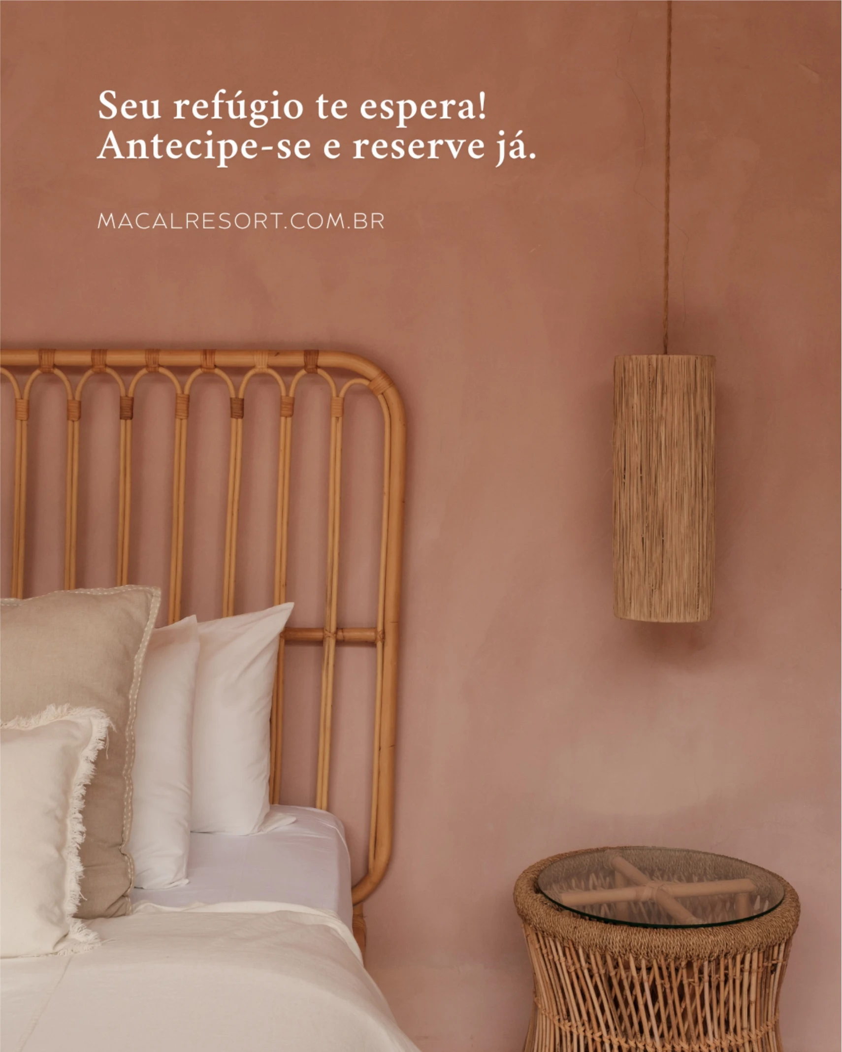 Macal Resort, carrossel os quartos, slide 5 de 5: cabeceira de vime e a chamada "Seu refúgio te espera! Antecipe-se e reserve já"
