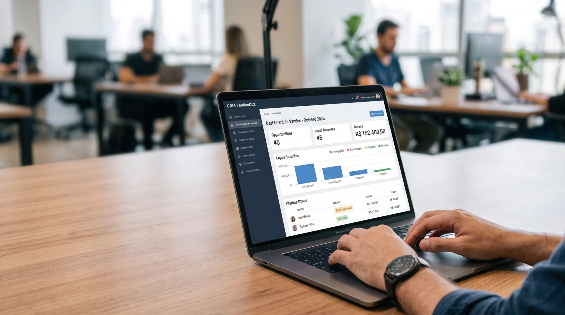 Notebook aberto num escritório, com o painel de um CRM na tela e uma pessoa digitando.